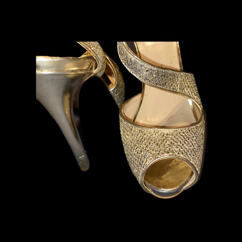 9.5 Guess completely Sold Out online— platform heel in Gold